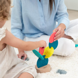 enfant jouant à Cactus Sensoriel