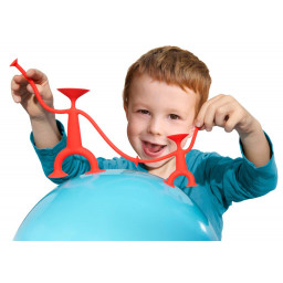 Enfant jouant avec le jeu Oogi Famille