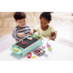 enfants jouant avec  le Set de Barbecue et Plancha