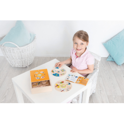 Enfant jouant à Humanico