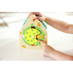 Enfant jouant à la Maison Trieuse de Formes – Les Amis de la Forêt