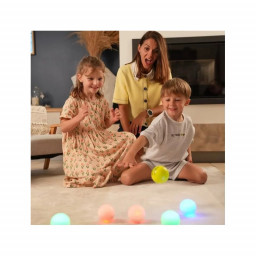 Famille jouant au jeu d'adresse Lumios