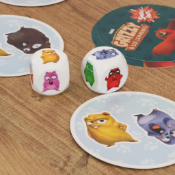 Zoom sur les dés et les tuiles du jeu  pour enfants Grizzy & les Lemmings de Savana