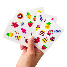 Personne tenant en main des cartes du jeu Coco Candy