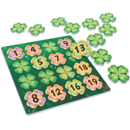 Zoom sur une plaque et les pions trèfles du jeu Lucky Numbers