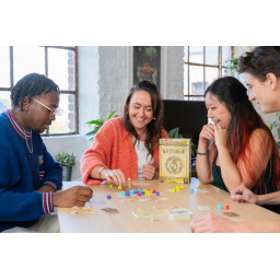 Personnes jouant au jeu d'ambiance et de réflexion Ritual