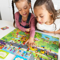 Enfants jouant au jeu Que le Meilleur Trouve ! de Placote